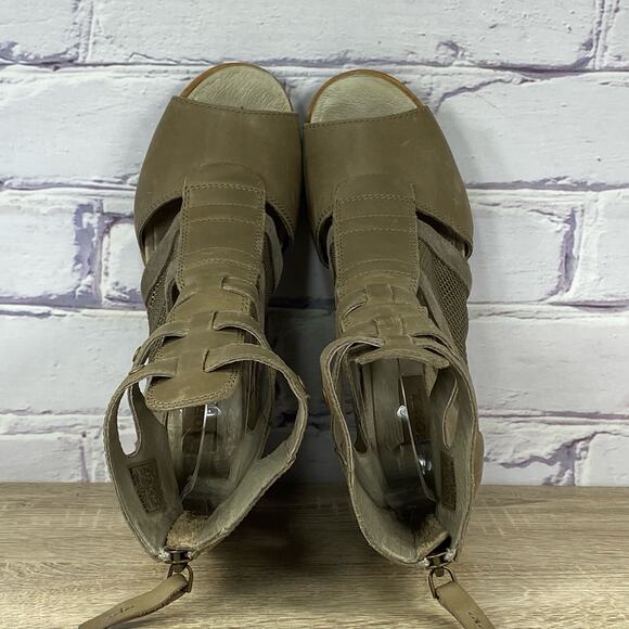 Sorel Brown and Tan Sandals with Gladiator-Inspired Design - Picture 6 of 9